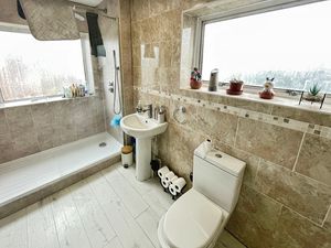 Shower room- click for photo gallery